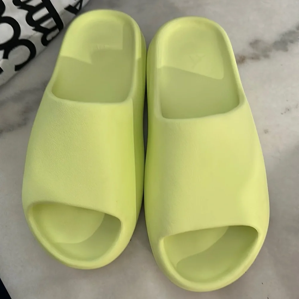 Yeezy slides - Picture 1 of 2
